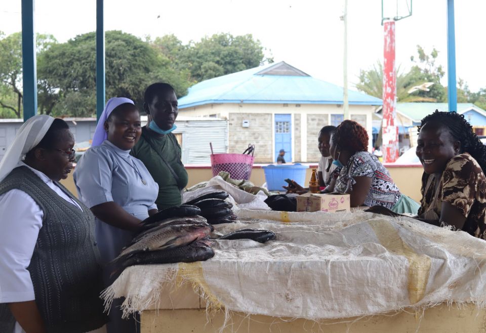Srs. Christine Auma and Josephine Musungu, who are members of the Sisters of Mary of Kakamega, engage women at the Dunga Beach market in Kisumu on Nov. 6, 2021, regarding the dangers of the sex-for-fish practice. (GSR photo/Doreen Ajiambo)