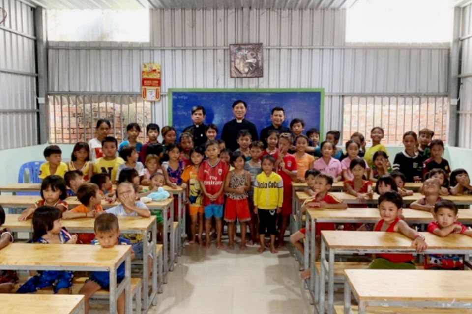 Br. Joseph Nguyen Thanh Tung, center, with the Vietnamese children in the class in Cambodia (Provided photo)