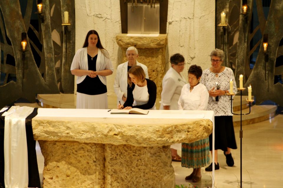 Sr. Quincy Howard signs her profession documents July 30, 2017. Behind her are, from left: Sr. Nicole Reich, Sr. Rosanna Gleason, Sr. Toni Harris, Sr. Jo Ann Timmerman and Sr. Mary Ann Nelson. (Courtesy of the Dominicans of Sinsinawa) Sr. Quincy Howard signs her profession documents July 30, 2017. Behind her are, from left: Sr. Nicole Reich, Sr. Rosanna Gleason, Sr. Toni Harris, Sr. Jo Ann Timmerman and Sr. Mary Ann Nelson. (Courtesy of the Dominicans of Sinsinawa)