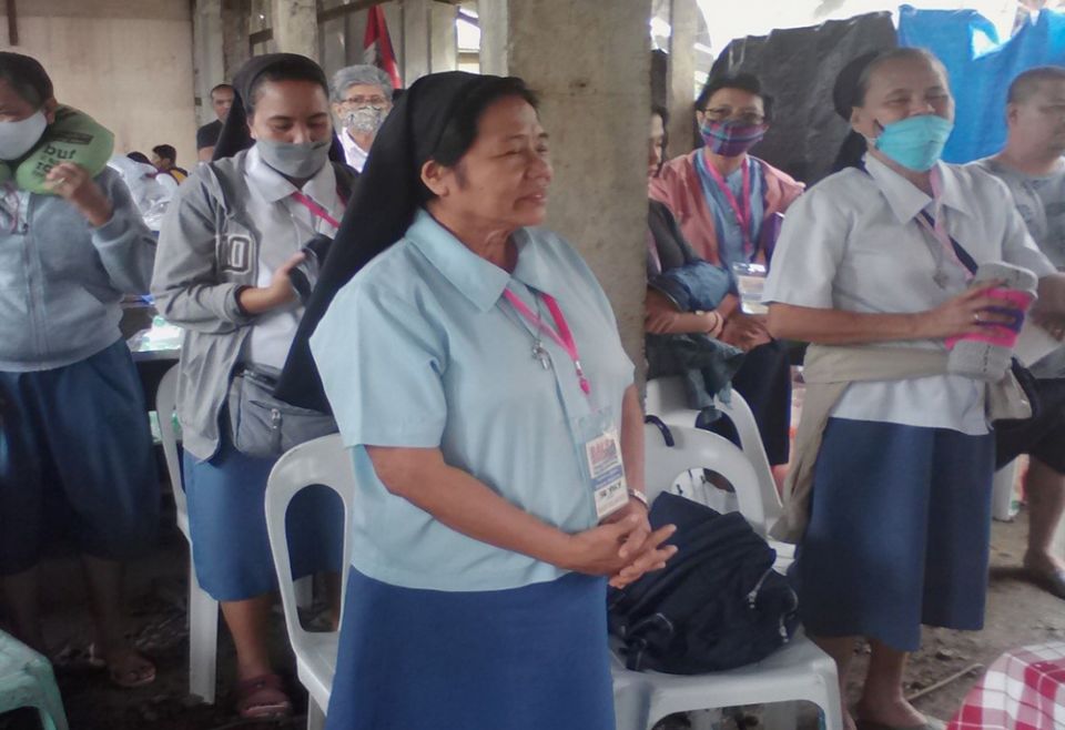 Before the sisters and other volunteers went to the different communities in Dinagat Islands, they participated in a short program that closed with a prayer service. (Courtesy of Missionary Sisters of Mary) 