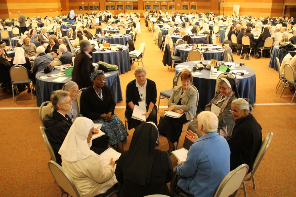 Women religious gather in groups as part of the UISG Constellations Meetings during its 2019 plenary in Rome. (Courtesy of UISG)