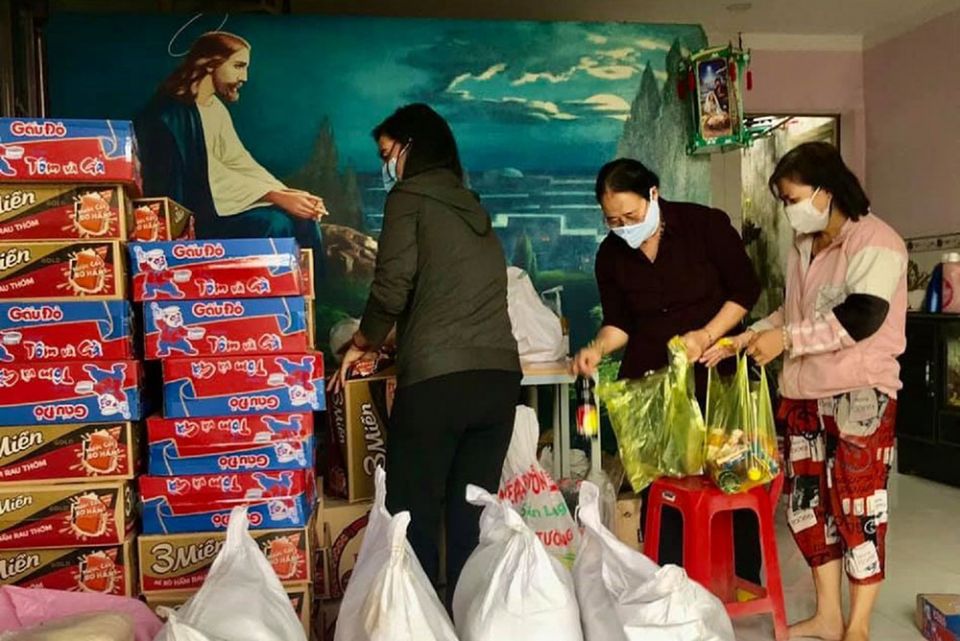Servitium Christi Sr. Anne Do Thi Thoa, center, and two volunteers prepare food to deliver to people in need in Ho Chi Minh City, Vietnam. (Courtesy of Anne Do Thi Thoa)