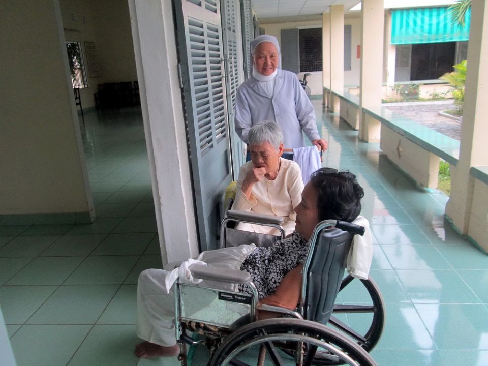 St. Paul de Chartres Sister Léonard Huynh Thi An, head of the Elderly Loving Home in Da Nang, Vietnam, talks with two elderly women who became homeless after their children abandoned them. (GSR file photo)