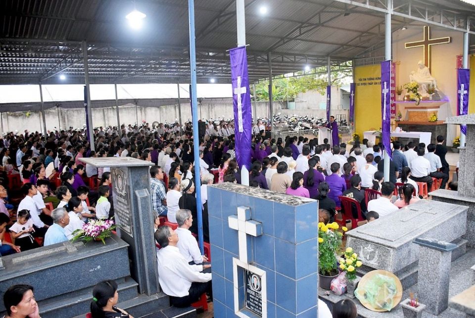 Parishioners attend Mass at the cemetery to pray for the departed. (Nguyen)
