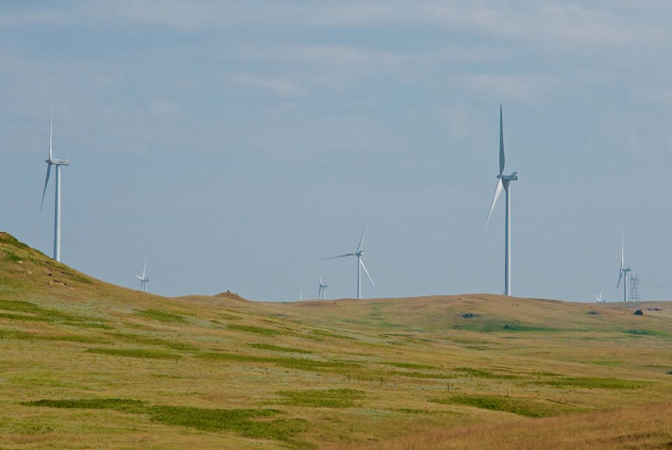 Wind turbines along Interstate 94 west of Bismarck, North Dakota (GSR photo/Dan Stockman)