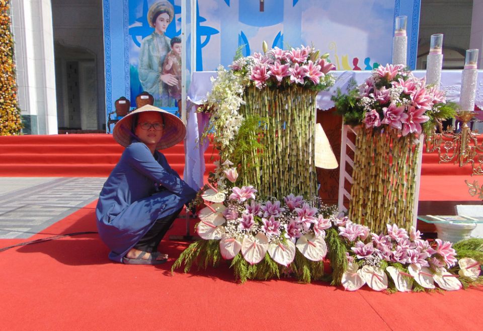 Sr. Agnes Nguyen Thi Tuyet Suong arranges flowers on a stage at the national Shrine of Our Lady of La Vang in Quang Tri province, in Vietnam. (Joachim Pham) Sr. Agnes Nguyen Thi Tuyet Suong arranges flowers on a stage at the national Shrine of Our Lady of La Vang in Quang Tri province, in Vietnam. (Joachim Pham)