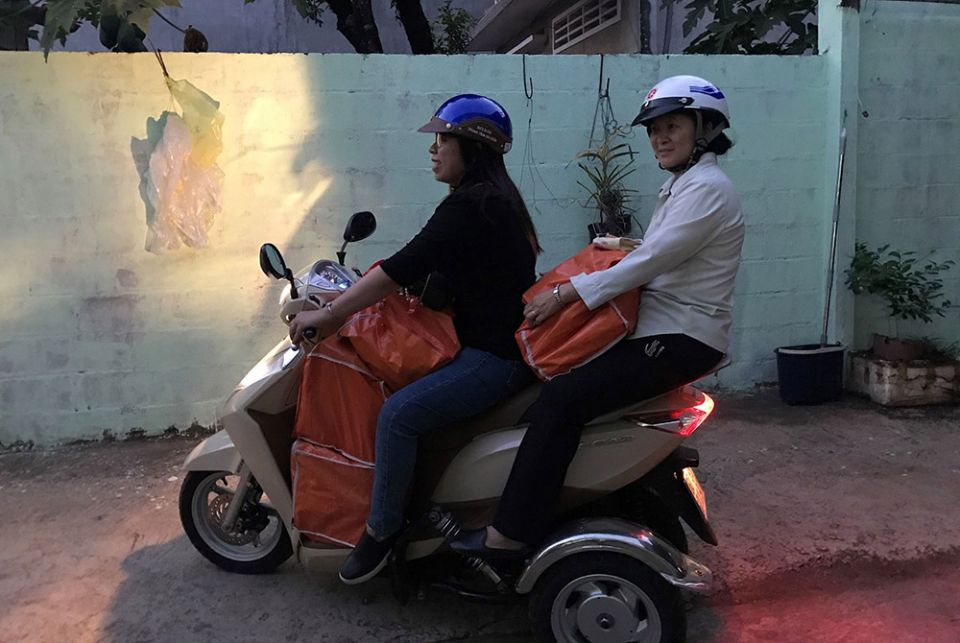 Maria Thao and Mary Nguyen Thi Phuong Lan (Nguyen) deliver gifts to those living in poverty. (Provided photo) Maria Thao and Mary Nguyen Thi Phuong Lan (Nguyen) deliver gifts to those living in poverty. (Provided photo)