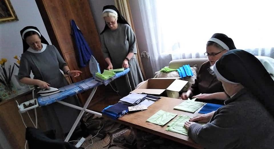 Thousands of sisters in Poland have volunteered and worked in hospitals and health care centers during the pandemic. Those too vulnerable to the virus helped by making masks, for example. (Conference of Major Superiors Religious Orders in Poland) Sisters in Poland in a room making masks