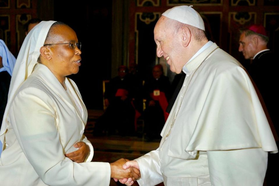 Sr. Jane Wakahiu greets Pope Francis in July 2018. (Courtesy of the Conrad N. Hilton Foundation)