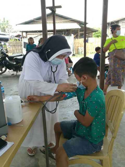 Sr. Ann Nu Tawng does a health assessment of a child in the Mali Gin Dai Clinic in Myanmar. (Courtesy of Sr. Ann Nu Tawng)