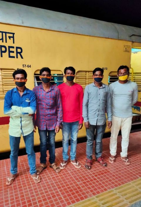 Migrants from Odisha, eastern India, who had been working in Kerala, southern India, arrive at the railway station in Bhubaneswar, the capital of Odisha state. (Provided photo) Migrants from Odisha, eastern India, who had been working in Kerala, southern India, arrive at the railway station in Bhubaneswar, the capital of Odisha state. (Provided photo)