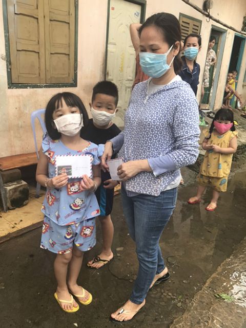 Dang Thi Cai and her children are given money for their studies from Dominican sisters in Bien Hoa, Vietnam. (Courtesy of the Dominican sisters)