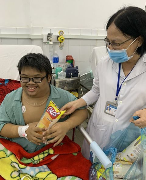 Dominican Sr. Anne Pauline Nguyen Thi Ngo offers food to a patient in Thong Nhat General Hospital in Bien Hoa, Vietnam. (Courtesy of Anne Pauline Nguyen Thi Ngo)
