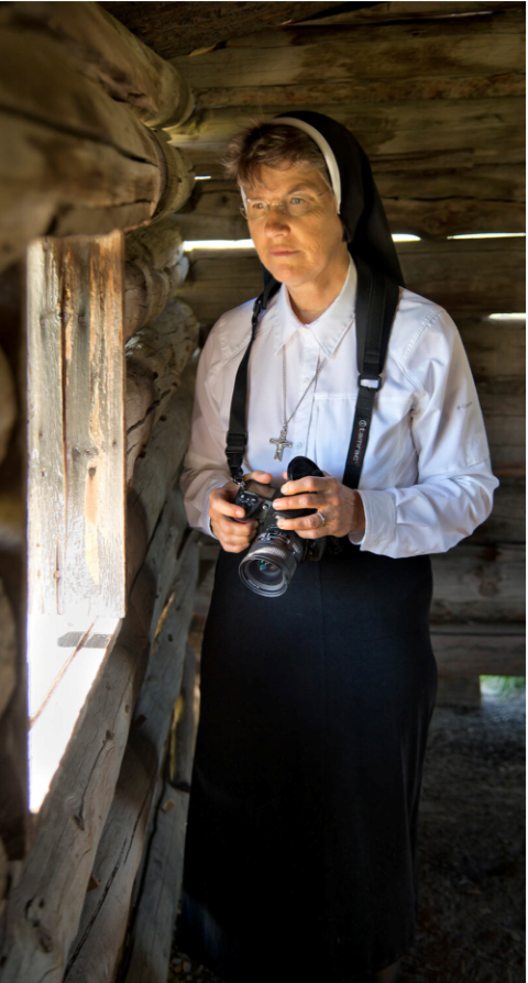 La Hna. Rose Marie Tulacz posa con su fiel cámara Nikon. (Foto: cortresía Rose Marie Tulacz)