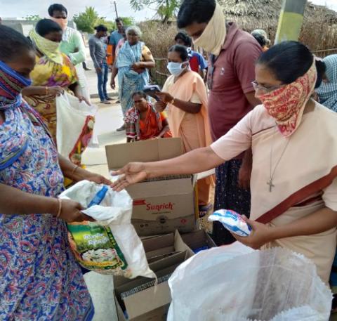 Sr. Tessy Paul Kalapparambath and her Missionary Sisters of the Immaculate team distribute food packets to migrants stranded in Hyderabad, capital of the southeastern state of Telangana. (Provided photo) Sr. Tessy Paul Kalapparambath and her Missionary Sisters of the Immaculate team distribute food packets to migrants stranded in Hyderabad, capital of the southeastern state of Telangana. (Provided photo)