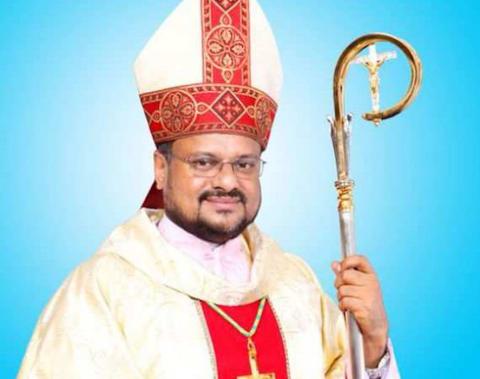 Foro de medio cuerpo del bbispo Franco Mulakkal vestido con indumentaria religiosa. 
