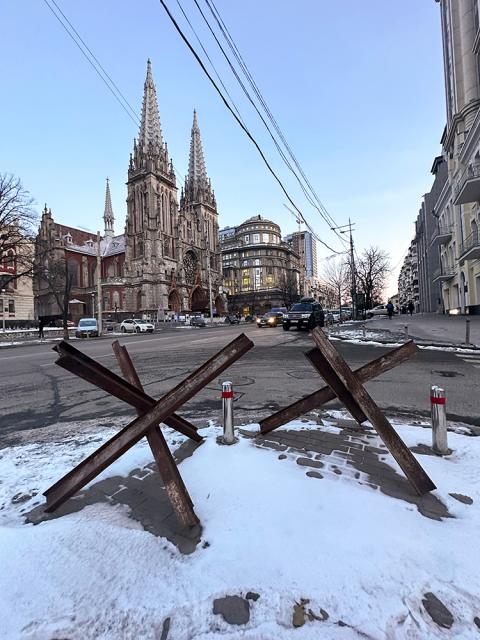 Barreras antitanque en las esquinas de las calles cercanas a la catedral católica romana de Kiev, Ucrania.