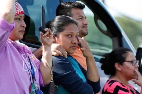 En la fábrica de alimentos Koch en Morton, Misisipi, testigos y familiares de personas detenidas, presenciaron en 2019 la realización de una operación migratoria sin precedentes por parte de las autoridades. (Foto: cortesía AP/Rogelio V. Solis)