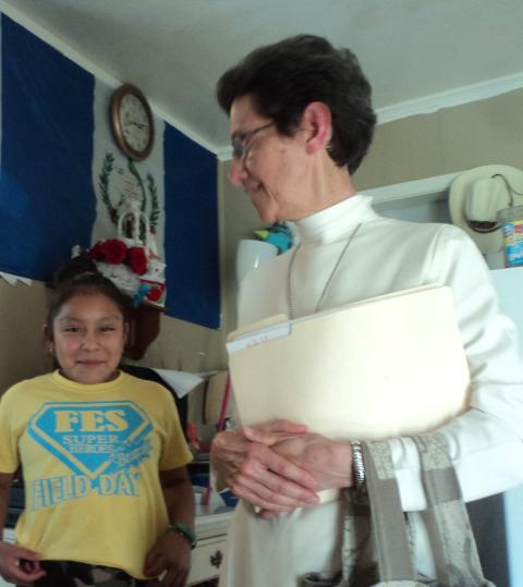 La Hna. Marta Lucía Tobón, MGSpS, conversa con Magdalena y su familia después de la redada en el 2019. (Foto H. María Elena Méndez)