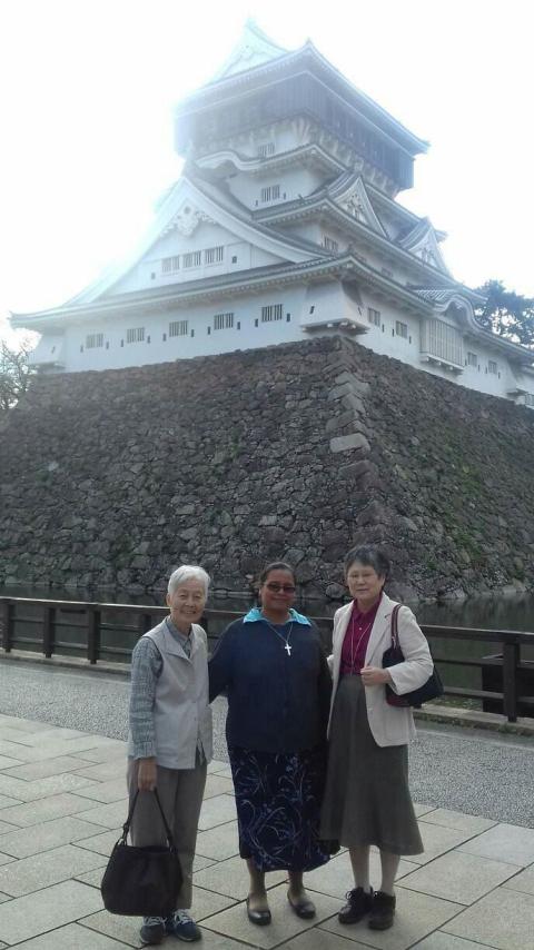 Hna. Sandra Sierra con dos hermanas de la Congregación de Notre-Dame en Kokura, visitando su misión en la región de Tobata, Japón. (Foto: cortesía Sandra M. Sierra F.)