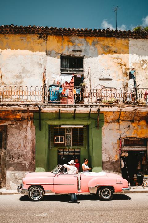 Barrio cubano con viviendas deterioradas. (Foto: Unsplash)