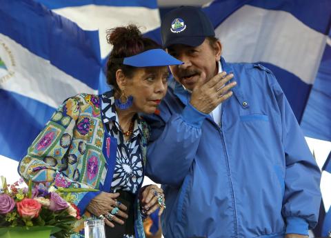 El presidente de Nicaragua, Daniel Ortega, y su esposa, la vicepresidenta Rosario Murillo, encabezan una manifestación en Managua. (Foto: AP/Alfredo Zúñiga)