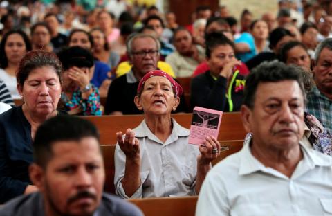 Una mujer reza durante una misa en la Catedral Metropolitana de Managua, Nicaragua, el 21 de noviembre de 2019. (Foto: OSV News/Oswaldo Rivas/Reuters)