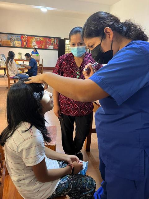 Niños de bajos recursos económicos son atendidios en la jornada de oftalmología de la campaña de salud ‘Effetá’ que organizan en el Monasterio de la Encarnación las Hermanas Agustinas Contemplativas. (Foto: Hnas. Laura Miyagui y Marlene Quispe)