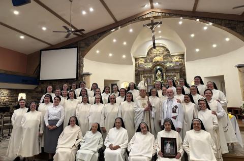 Hermanas Dominicas de la Provincia de Santa Catalina de Siena en Norteamérica en una celebración eucarística con el obispo Mark J. Seitz.  (Foto: Elia Cárdenas)