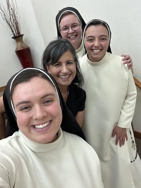 Hermanas Dominicas jóvenes de la Provincia de Santa Catalina de Siena de Norteamérica el 8 de julio de 2023, con la autora. (Foto: Elia Cárdenas)