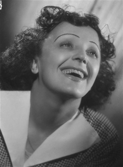A studio photograph of Édith Piaf in 1946 (Wikimedia Commons/Studio Harcourt)