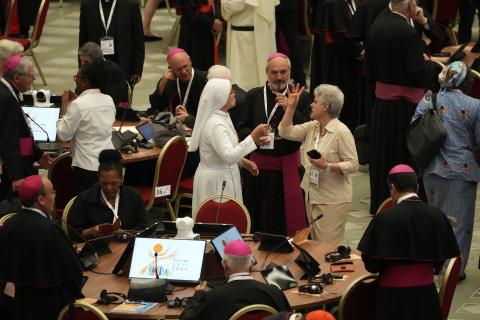 Los participantes en la sesión de apertura del Sínodo de los Obispos llegan al Aula Pablo VI en el Vaticano, el miércoles 4 de octubre de 2023. Por primera vez, las mujeres y los laicos pueden votar sobre propuestas específicas junto con los obispos. (Foto AP / Gregorio Borgia)