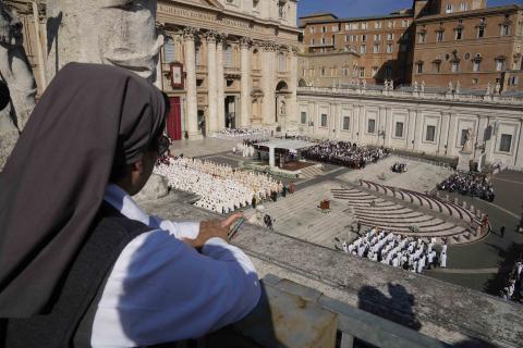 Una monja observa desde una terraza mientras el papa Francisco preside una misa concelebrada por los nuevos cardenales para el inicio de la XVI Asamblea General del Sínodo de los Obispos en la Plaza de San Pedro en El Vaticano, el miércoles 4 de octubre de 2023. (Foto AP / Andrew Medichini)