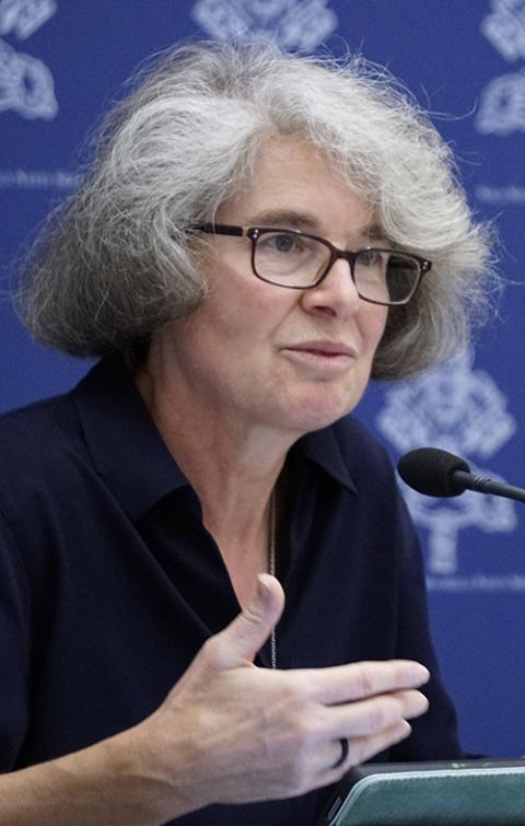 La Hna. Nathalie Becquart, misionera de Xaviere, responde a una pregunta durante una rueda de prensa en el Vaticano el 8 de septiembre. (Foto: CNS/Justin McLellan)