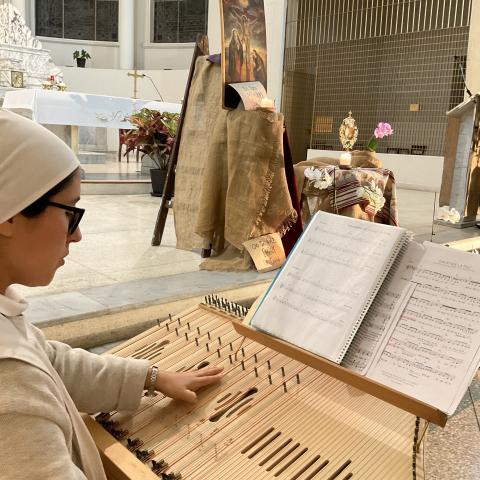 Una hermana ejecuta el salterio en la jornada de oración por la paz en la Iglesia del Monasterio de la Encarnación, en Lima, Perú,  el 17 de octubre. (Foto: Begoña Costillo)