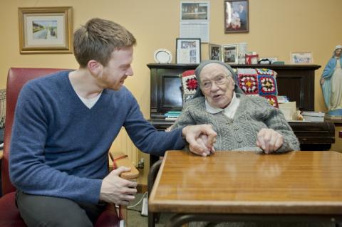 El periodista irlandés James Creedon entrevistó a la Hna. Paschal O'Sullivan para preparar un documental sobre la vida de la religiosa que culminó en 2016. (Foto: cortesía Sarah Mac Donald) El periodista irlandés James Creedon entrevistó a la Hna. Paschal O'Sullivan para preparar un documental sobre la vida de la religiosa que culminó en 2016. (Foto: cortesía Sarah Mac Donald)