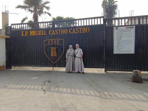 Las hermanas Carmen y Begoña ante el portón de la cárcel Miguel Castro Castro, en el distrito de San Juan de Lurigancho, Lima, Perú. (Foto: cortesia Begoña Costillo)