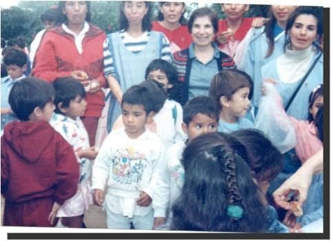 Hna. María del Carmen Riguetti con niños del Jardín de Infantes Changuito Dios en 2001.