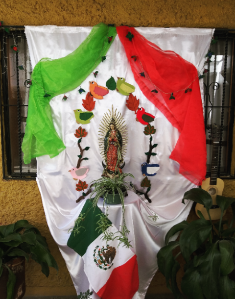 Un altar en el patio dedicado a la Virgen de Guadalupe, alrededor del cual todas las tardes, a las 6, como comunidad se reza el rosario.  Después, se continúa la oración en la capilla hasta las 8 p. m. (Foto: Jesús Leyva/ GSR)