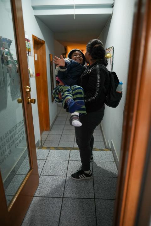 En el Instituto Madre Asunta, un equipo de especialistas y voluntarios recibe, escucha e identifica las necesidades de las mujeres migrantes, a quienes orientan y encaminan en la búsqueda de soluciones a sus necesidades.  (Foto: Jorge Nieto)