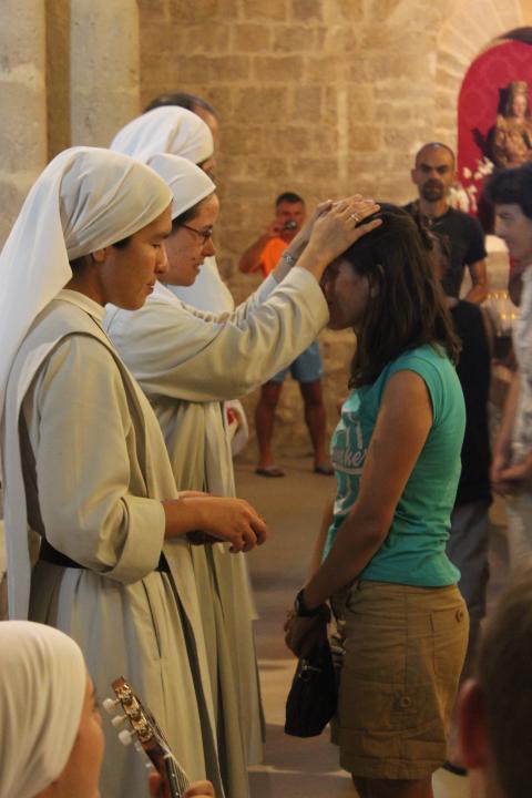 Una hermana bendice a una peregrina en la iglesia de Santa María del Camino, en Carrión de los Condes, Palencia, España. (Foto: cortesía Monasterio de la Conversión, Ávila, España)