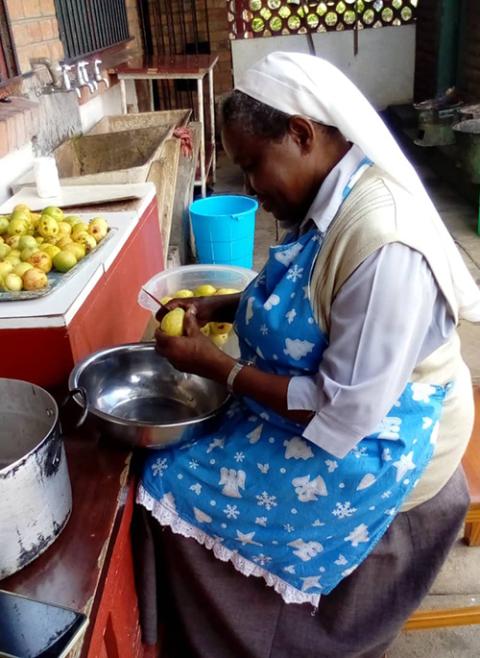 A Daughter of Wisdom sister preparing guava juice to share with their neighbors who don't have guavas in their area (Courtesy of Odilia Wonondo)