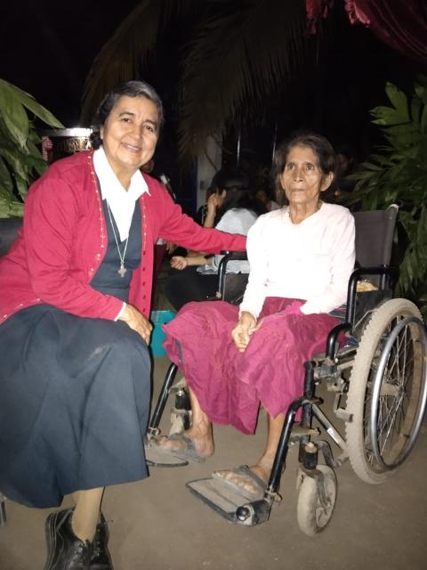 La Hna. Alicia Guevara Pérez, Misionera de la Eucaristía, junto a una señora llamada Elenita durante una de las visitas a los enfermos de la comunidad Palma Larga, una de las más de 20 que las hermanas visitan periódicamente en el sur de Oaxaca. (Foto: cortesía Hna. Alicia Guevara P.)