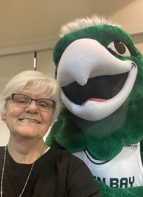 La Hna. Laura Zelten posa con el Fénix, la mascota de la Universidad de Wisconsin-Green Bay, EE. UU., donde sirve como ministra del campus para la comunidad católica de la universidad y el Club Newman. (Foto: cortesía Laura Zelten)