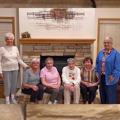 La Hna. Laura Zelten, segunda por la izquierda, con sus compañeras Hermanas de San Francisco de la Santa Cruz. (Foto: cortesía Laura Zelten)