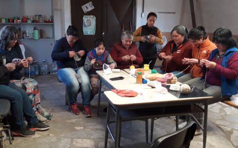 Como parte de su labor pastoral con familias trashumantes, la Hna. Ana María Siufi imparte talleres, sobre todo a mujeres, lo que le permite compartir la vida con ellas. (Foto: cortesía Ana M. Siufi) 