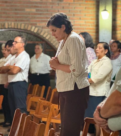 Hna. Liliana Franco, presidenta de CLAR, reza el 19 de abril de 2024 en una capilla del campus El Tabor de la Universidad Católica en Las Tres Rosas, Honduras. (Foto: Rhina Guidos/GSR)