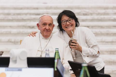 "Los jóvenes no saben mucho del camino sinodal, pero cuando doy mi testimonio, cuando hablo de mi participación, es una puerta de entrada a la conversación, porque les gusta el papa": Hna. Momoko Nishimura. (Foto: cortesía de Secretaría General del Sínodo de los Obispos)