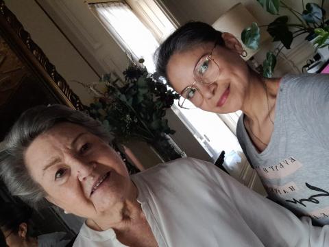 Rosa, una migrante acogida en España, y Miren Ajuria, la madre de la autora del artículo. (Foto: Carmen Notario)