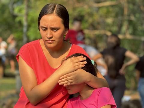 Jóvenes en Arcatao, El Salvador, escuchan el 27 de abril de 2024 parte de la historia del 13 y 14 de mayo de 1980, cuando fuerzas armadas salvadoreñas emboscaron y después mataron a más de 600 campesinos y a sus hijos en el cercano río Sumpul. (Foto: Rhina Guidos/GSR)